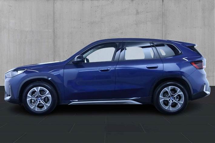 Blå BMW iX1 fra 2023