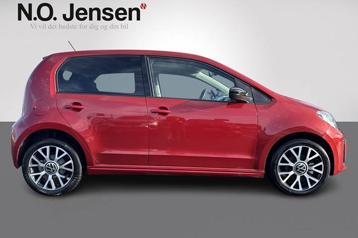 Rød VW e-up fra 2023 set udefra