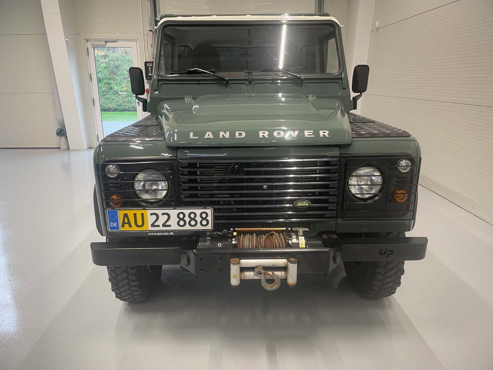 Grøn Land Rover Defender 110 fra 2009 set udefra