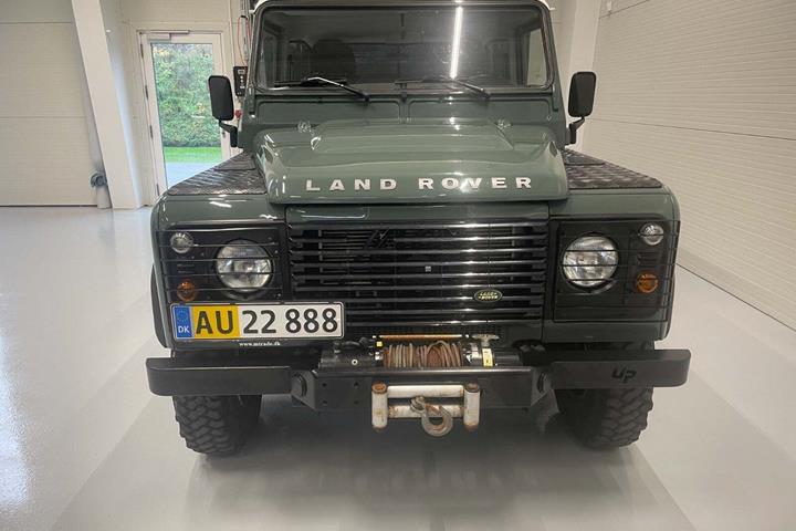 Grøn Land Rover Defender 110 fra 2009 set udefra
