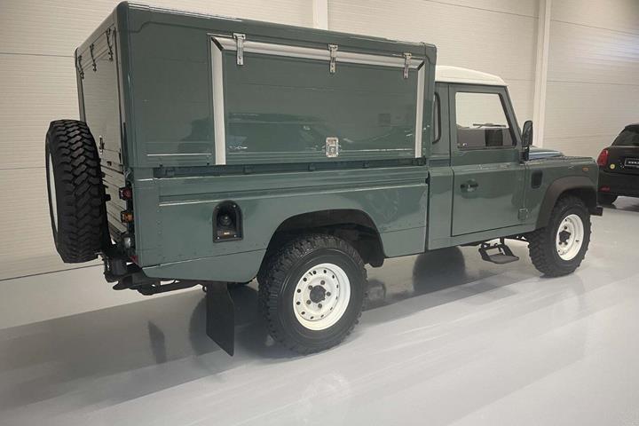 Grøn Land Rover Defender 110 fra 2009