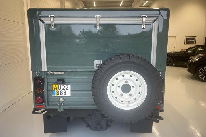 Grøn Land Rover Defender 110 fra 2009 set udefra