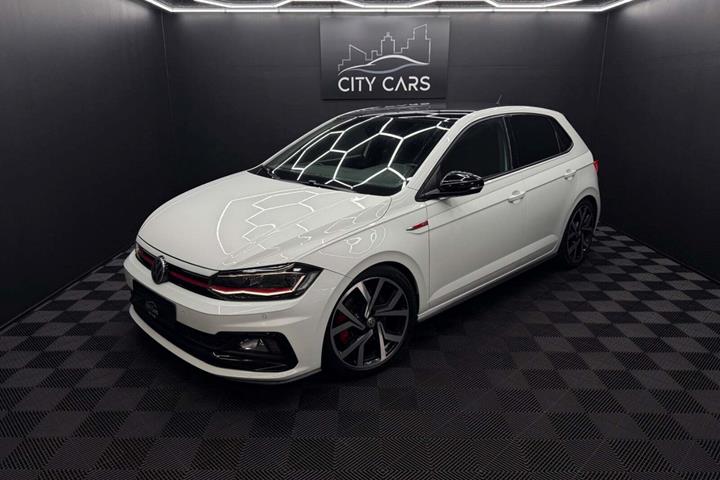 Hvid VW Polo fra 2018 set udefra