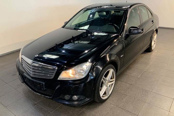 Sort Mercedes C220 fra 2012 set udefra