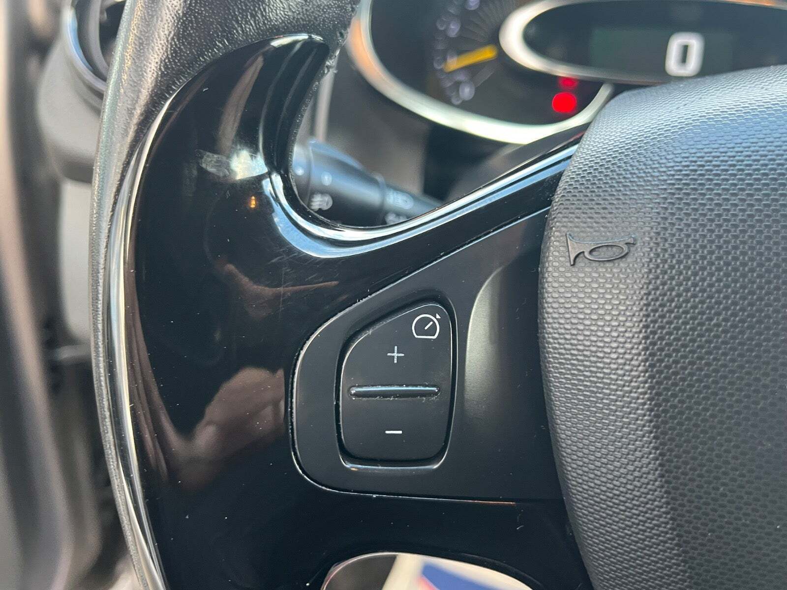 Grå Renault Clio IV fra 2015