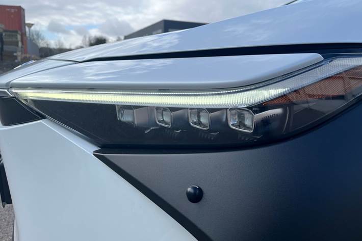 Hvid Toyota BZ4X fra 2024