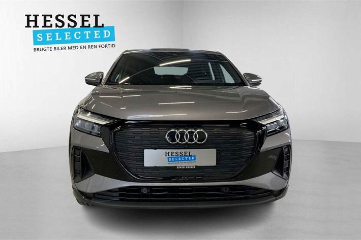 Grå Audi Q4 e-tron fra 2023