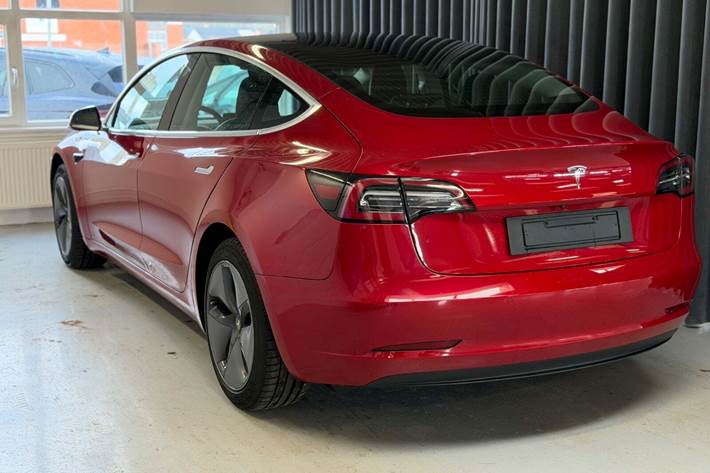 Rød Tesla Model 3 fra 2019