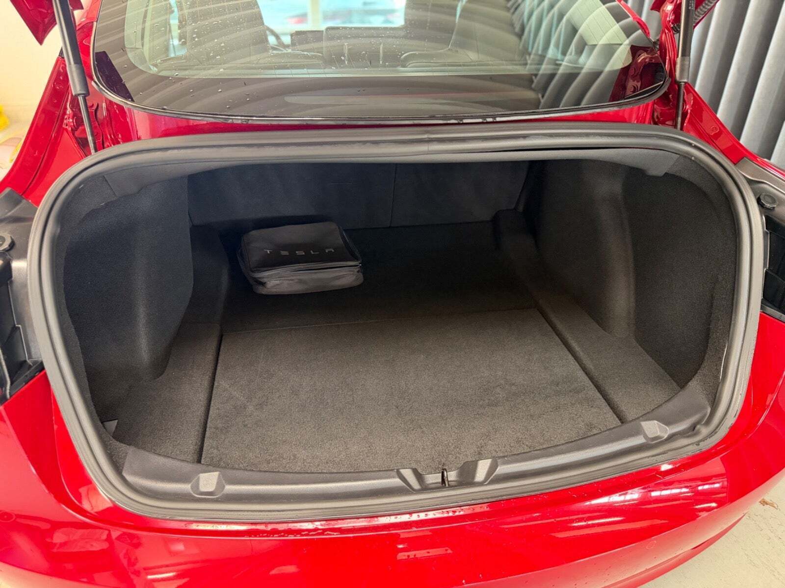 Rød Tesla Model 3 fra 2019