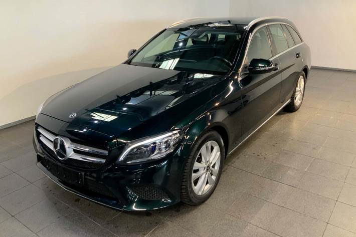 Grøn Mercedes C200 fra 2019 set udefra