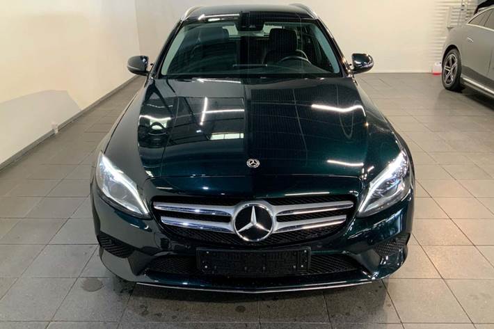 Grøn Mercedes C200 fra 2019