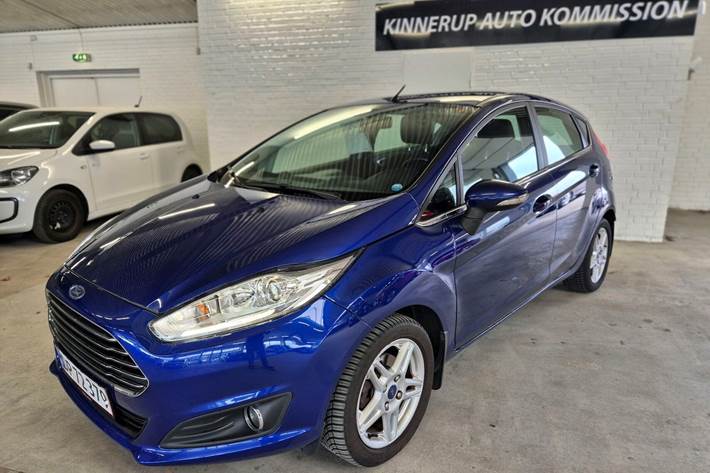 Blå Ford Fiesta fra 2014