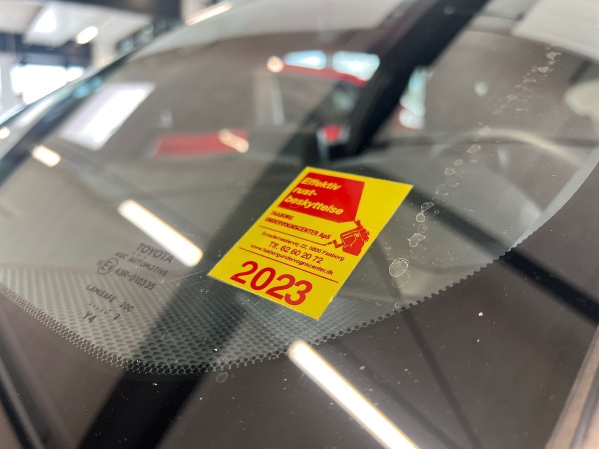 Sort Toyota C-HR fra 2023