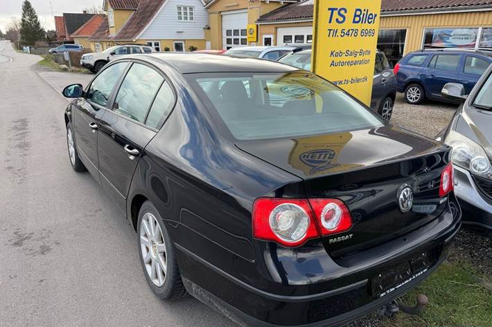 Sort VW Passat fra 2006