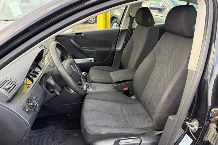 Sort VW Passat fra 2006