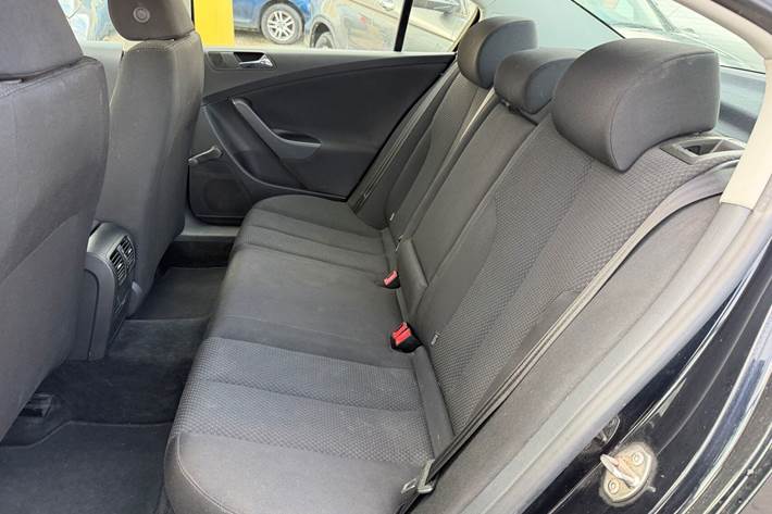 Sort VW Passat fra 2006