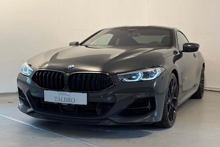 Grå BMW M850i fra 2018