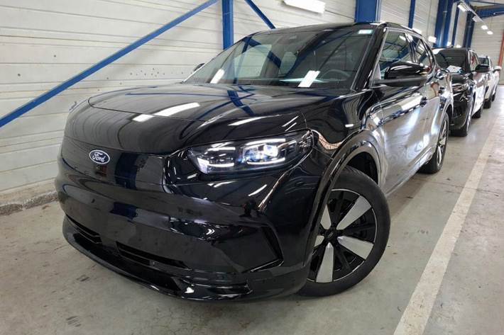 Sort Ford Capri fra 2025