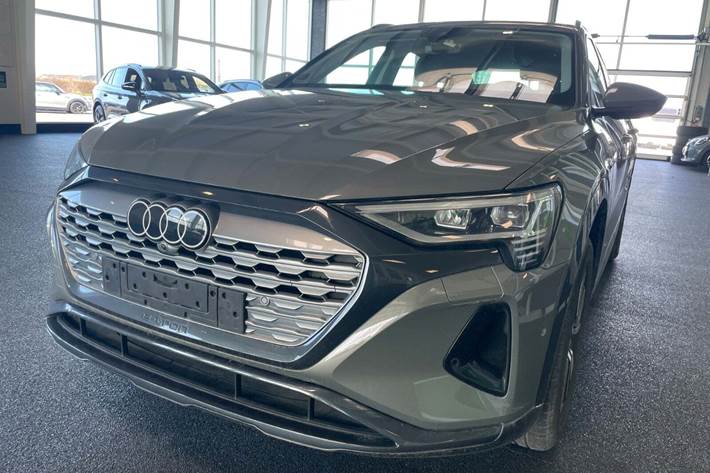 Grå Audi Q8 e-tron fra 2024
