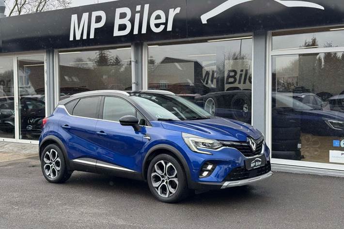 Blå Renault Captur fra 2022 set udefra