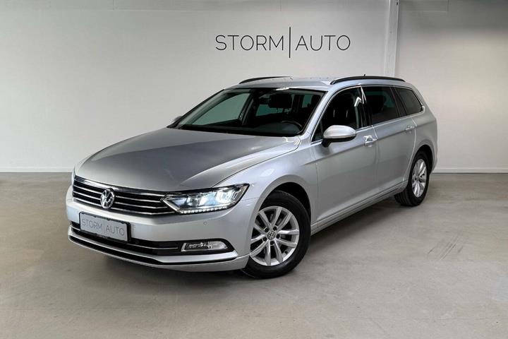 Sølv VW Passat fra 2016 set udefra