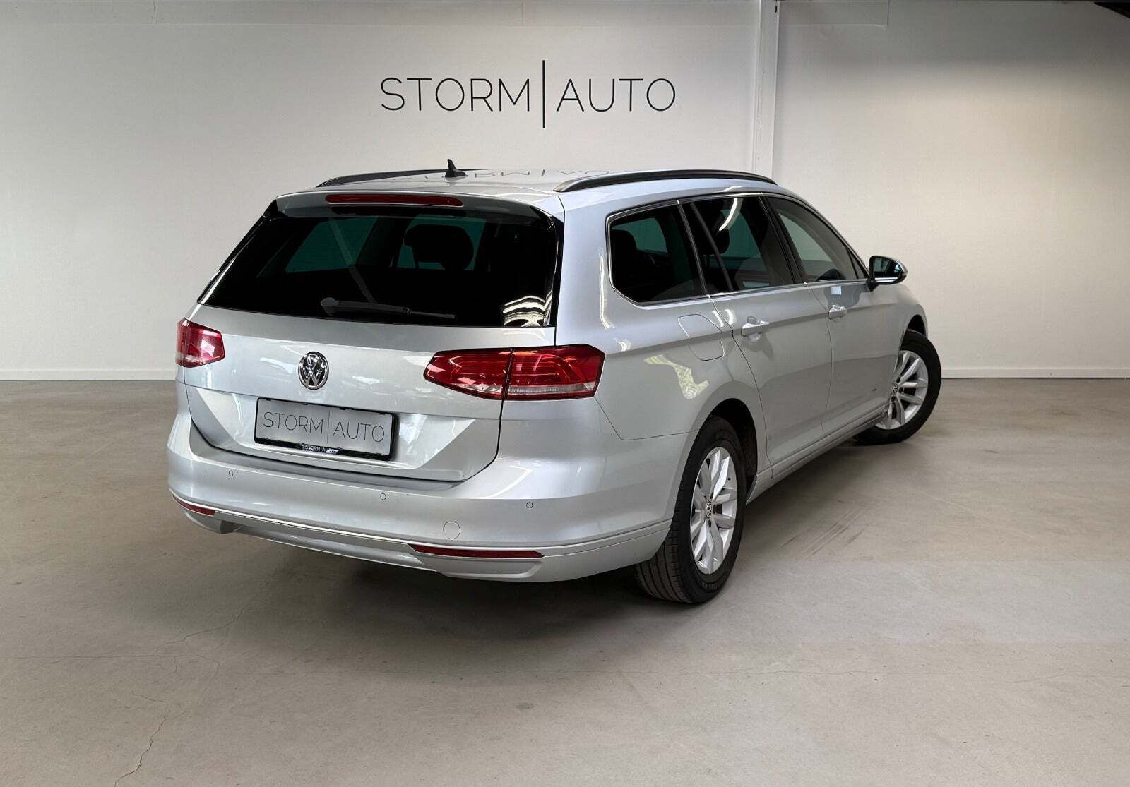 Sølv VW Passat fra 2016