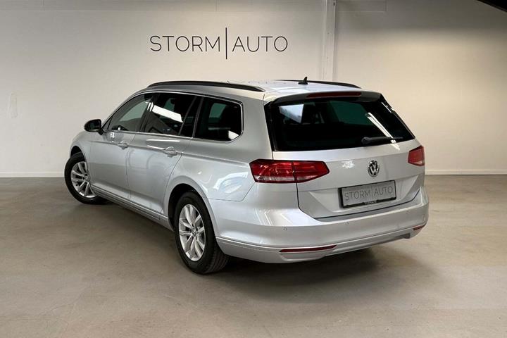Sølv VW Passat fra 2016