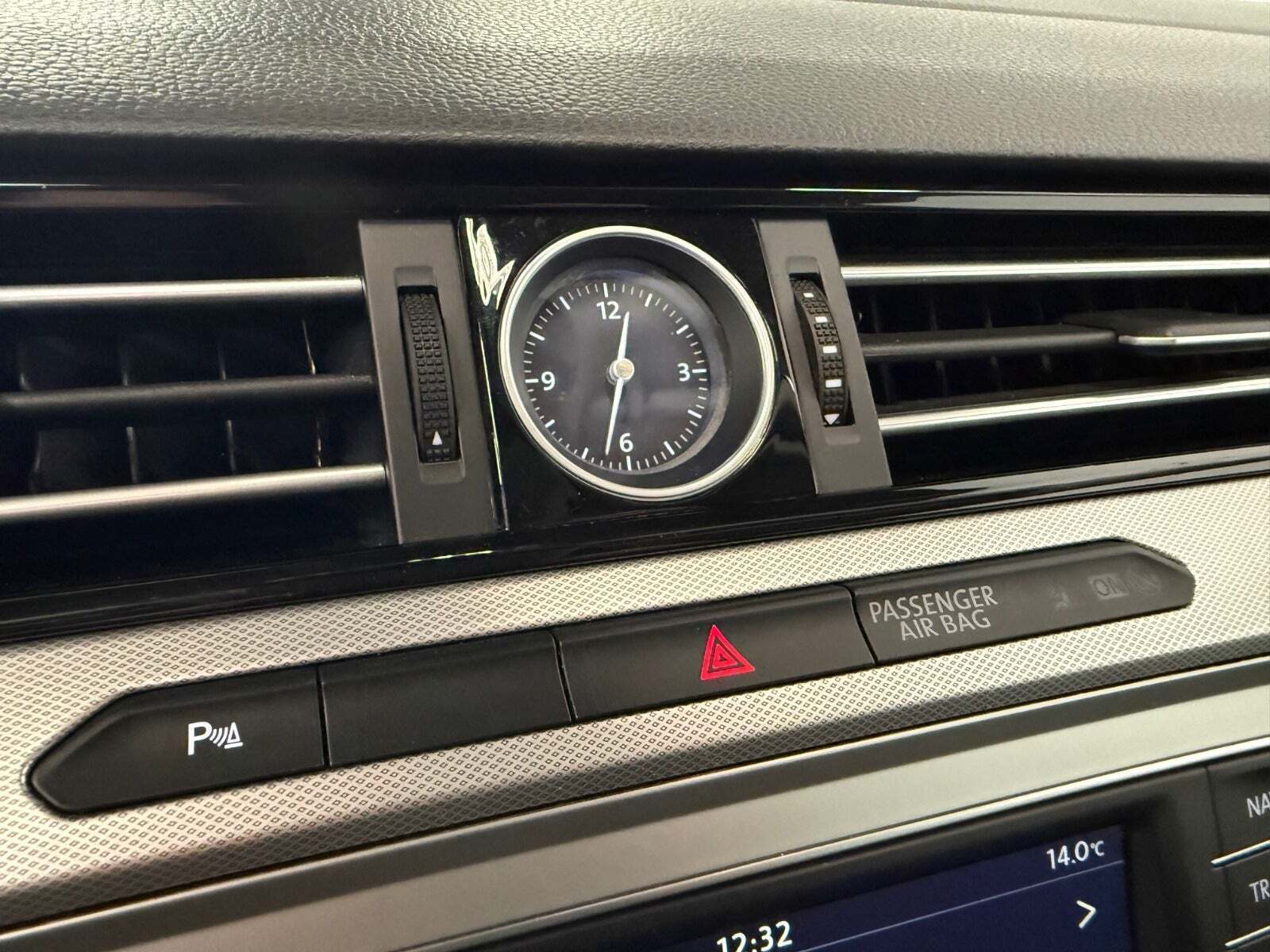Sølv VW Passat fra 2016