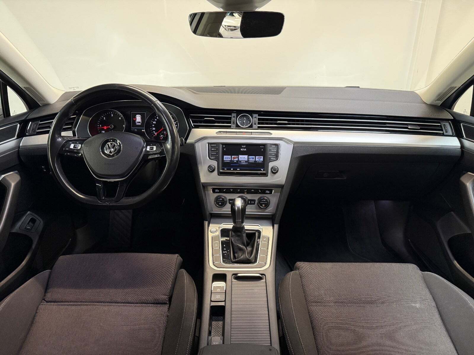 Sølv VW Passat fra 2016