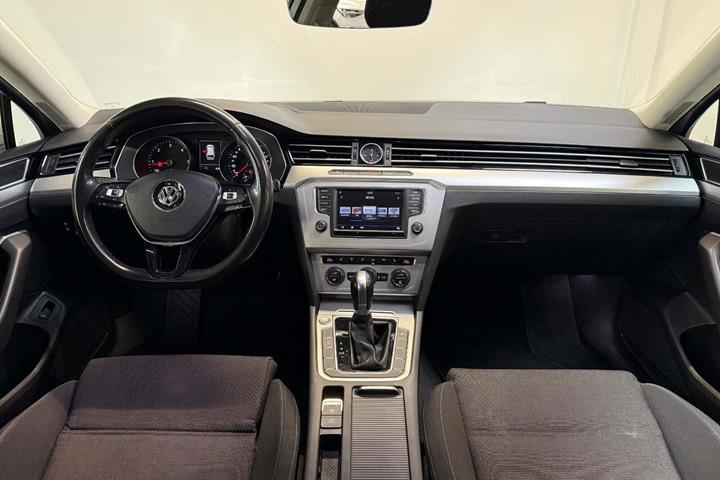 Sølv VW Passat fra 2016