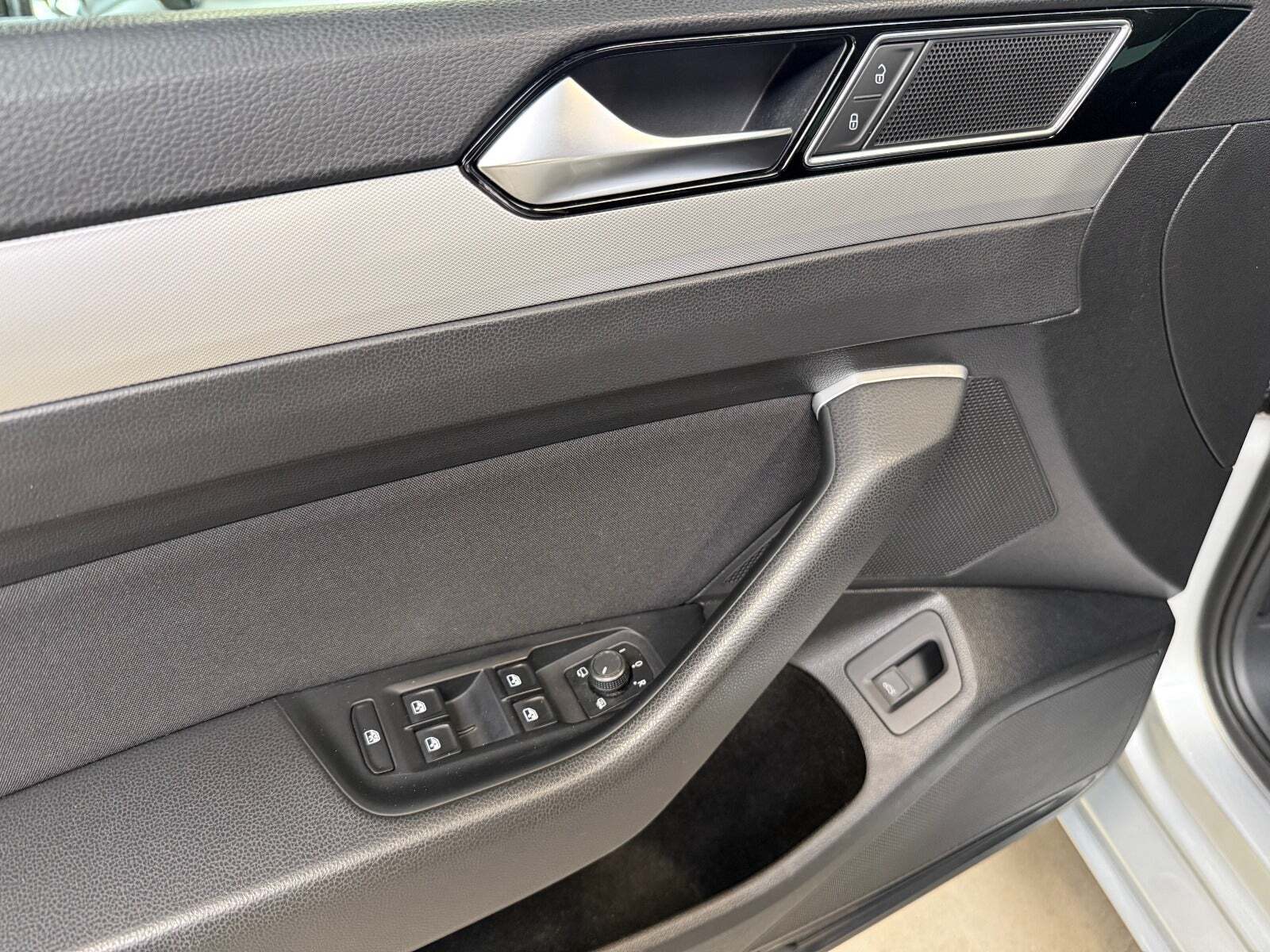 Sølv VW Passat fra 2016