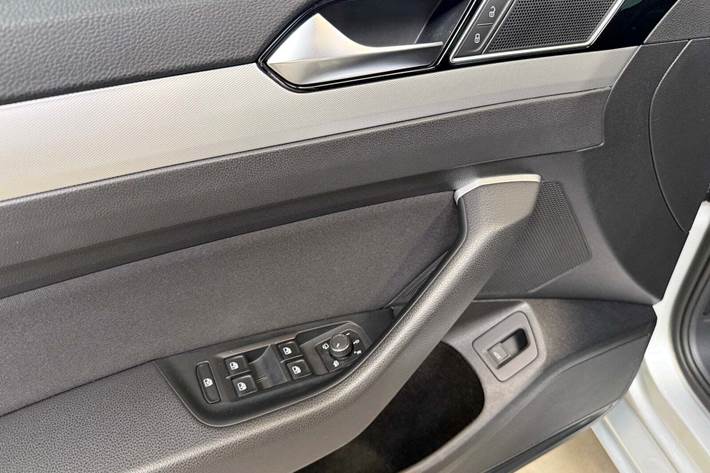 Sølv VW Passat fra 2016