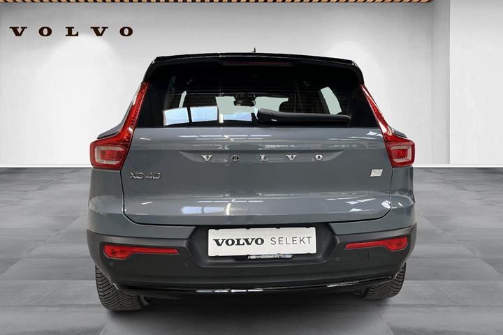 Grå Volvo XC40 fra 2022
