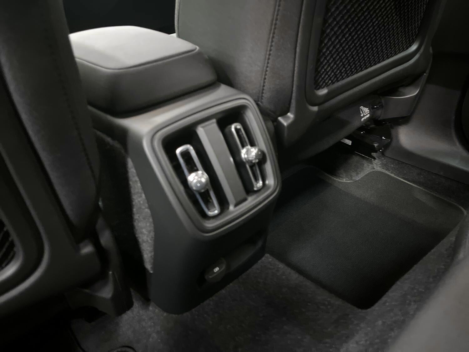 Sølv Volvo EX40 fra 2024