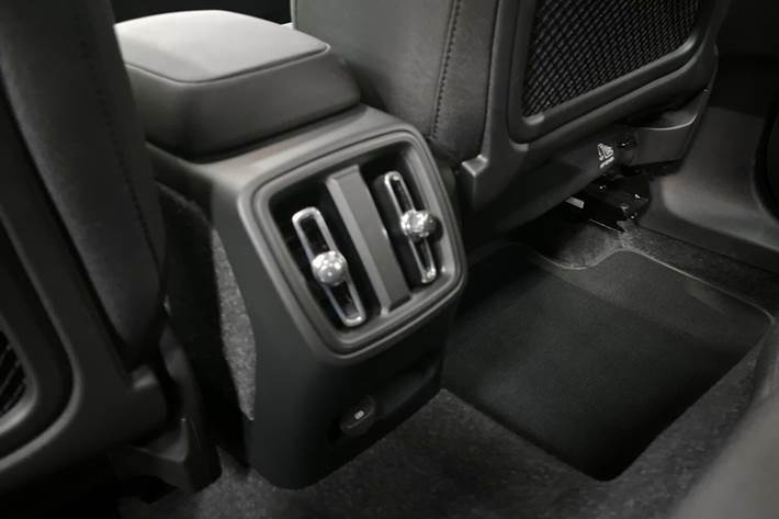 Sølv Volvo EX40 fra 2024