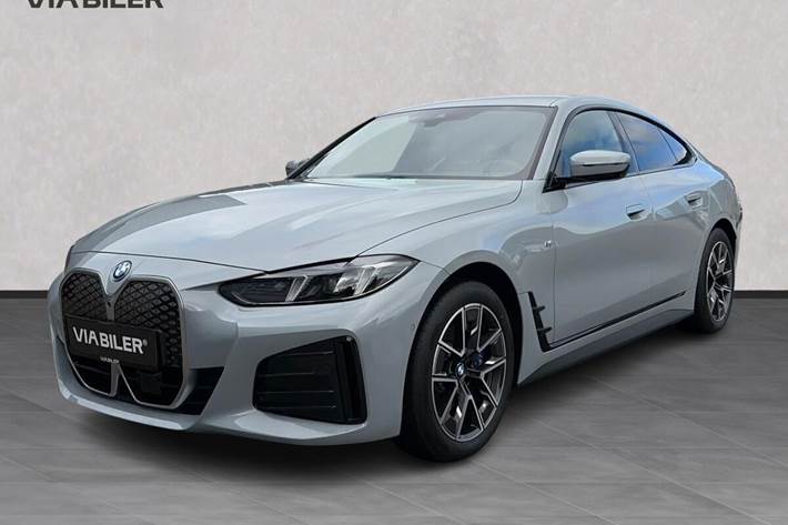 Grå BMW i4 fra 2025 set udefra
