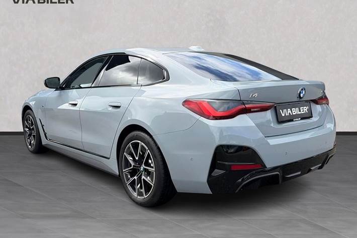 Grå BMW i4 fra 2025