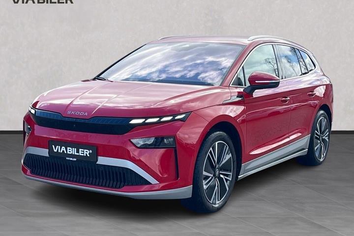 Rød Skoda Enyaq fra 2025 set udefra