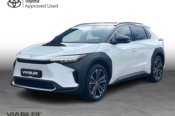 Hvid Toyota BZ4X fra 2025 set udefra