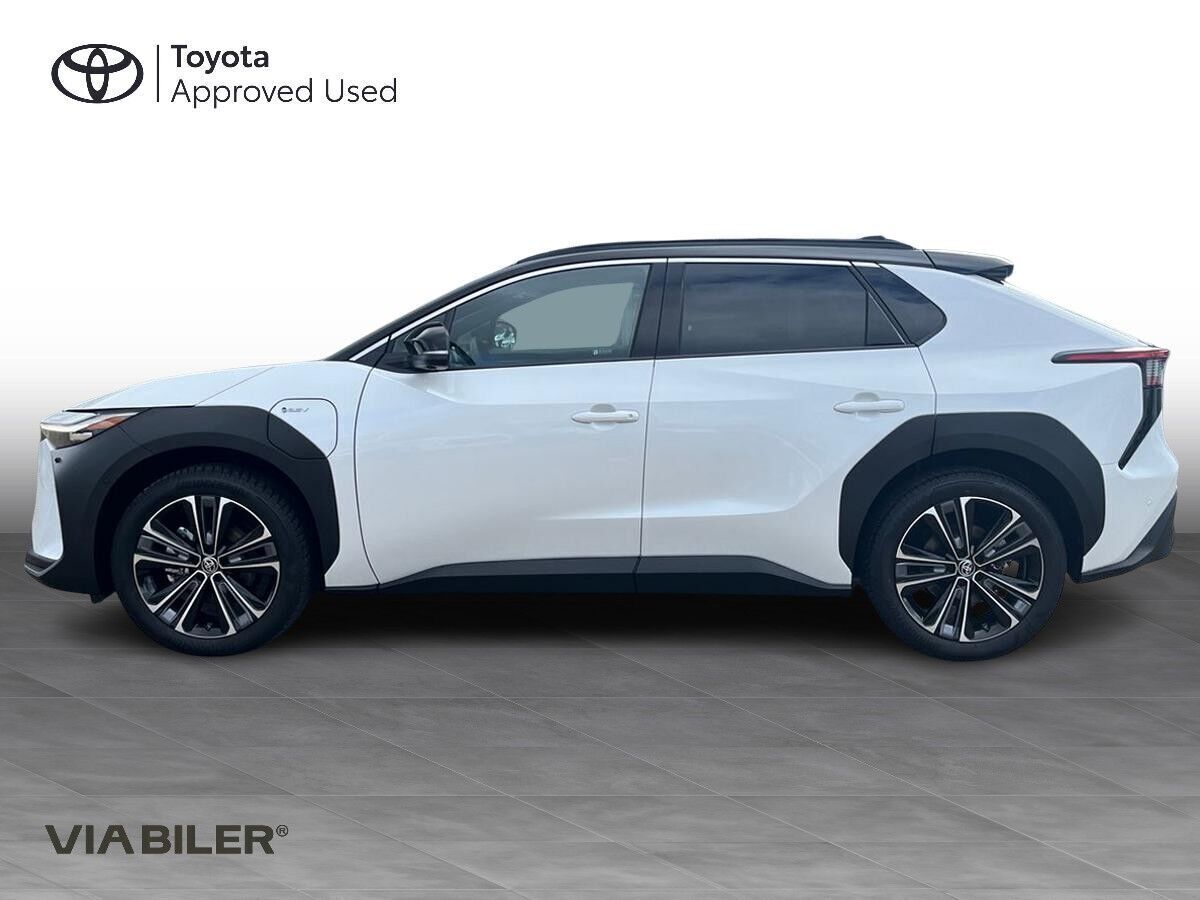 Hvid Toyota BZ4X fra 2025