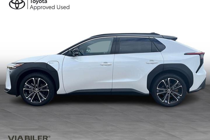 Hvid Toyota BZ4X fra 2025
