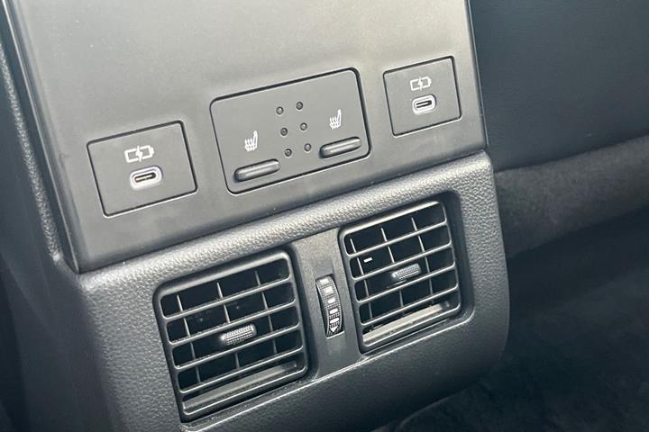 Hvid Toyota BZ4X fra 2025