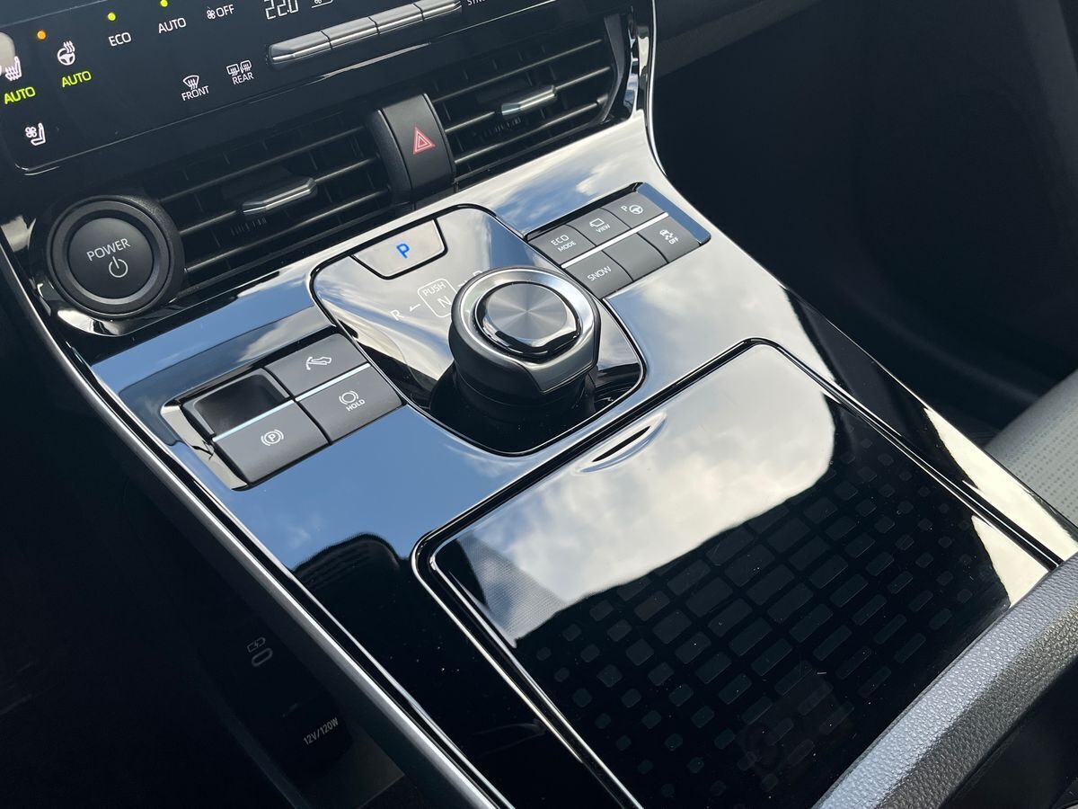 Hvid Toyota BZ4X fra 2025