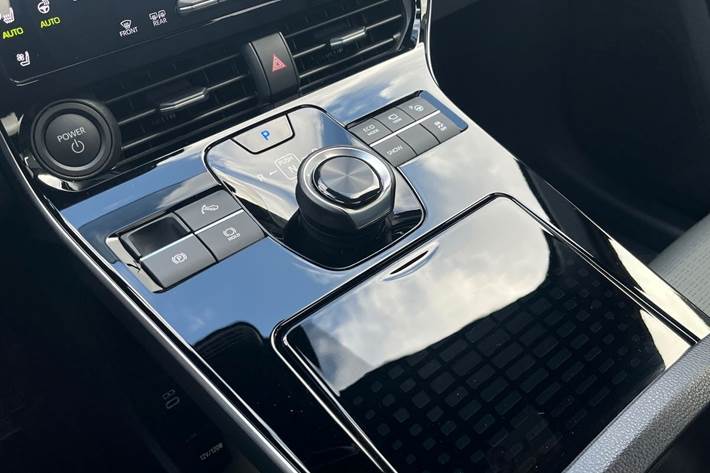 Hvid Toyota BZ4X fra 2025