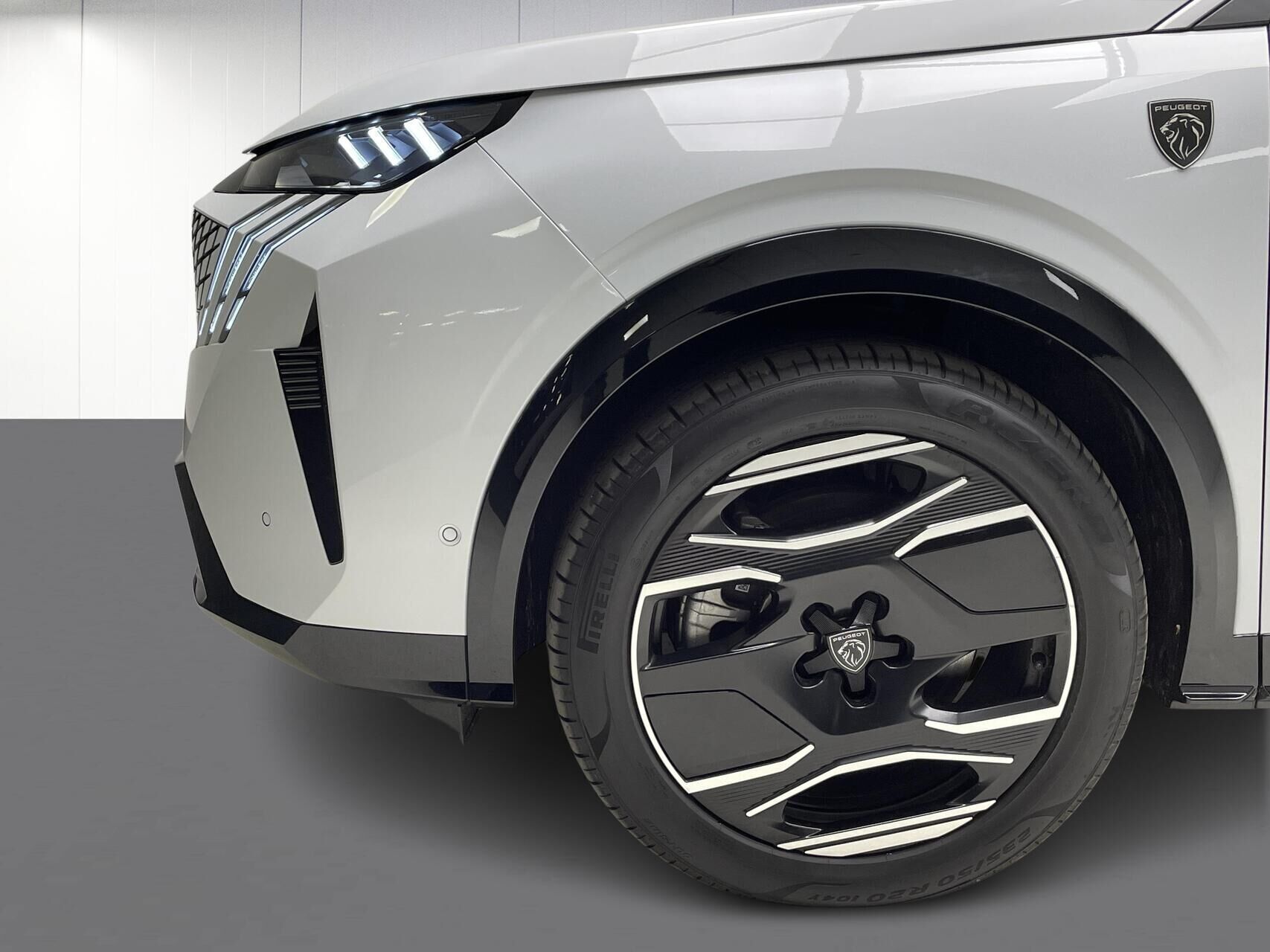 Hvid Peugeot e-5008 fra 2024