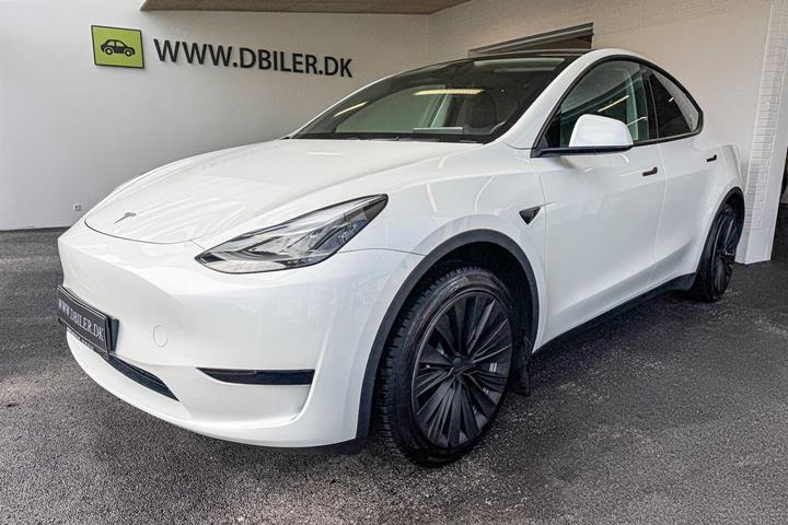 Hvid Tesla Model Y fra 2024 set udefra