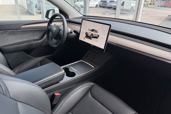 Hvid Tesla Model Y fra 2024