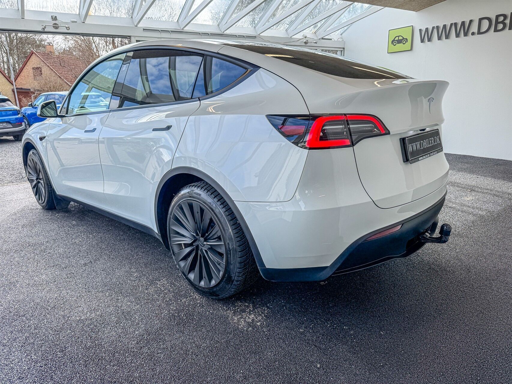 Hvid Tesla Model Y fra 2024