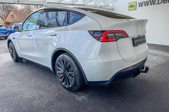 Hvid Tesla Model Y fra 2024