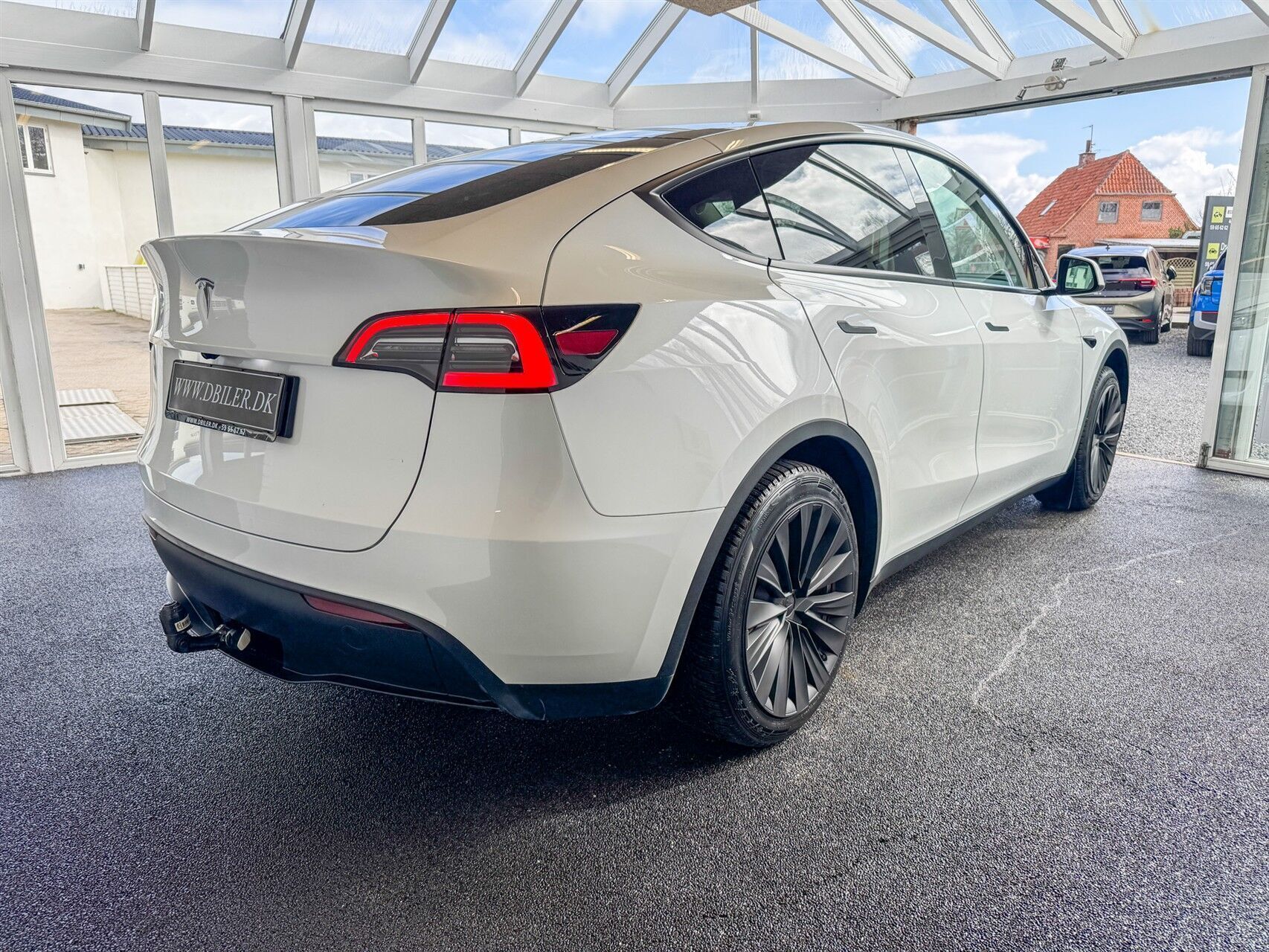 Hvid Tesla Model Y fra 2024